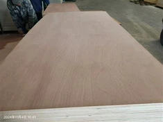 Dwustronna sklejka wielowarstwowa Okoume do dekoracji mebli / sufitów / ścian